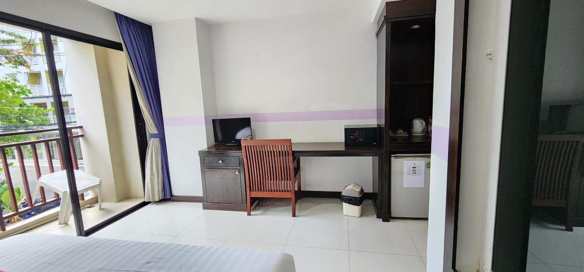 Отель D C Patong Экстерьер фото
