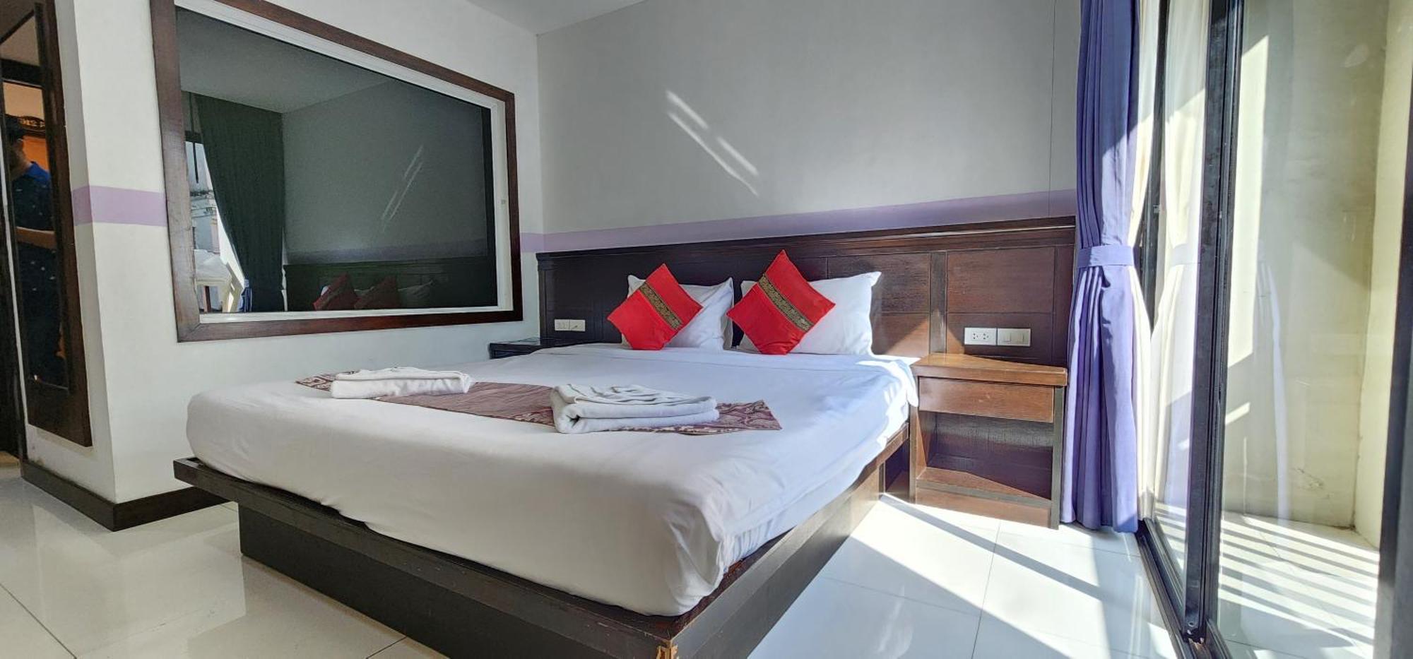 Отель D C Patong Экстерьер фото