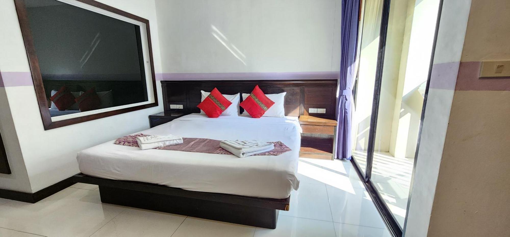 Отель D C Patong Экстерьер фото