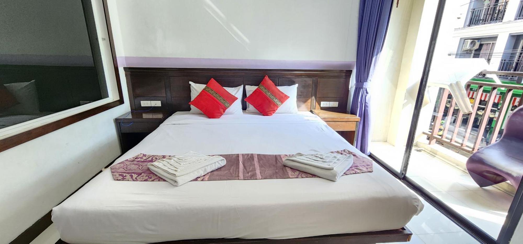 Отель D C Patong Экстерьер фото