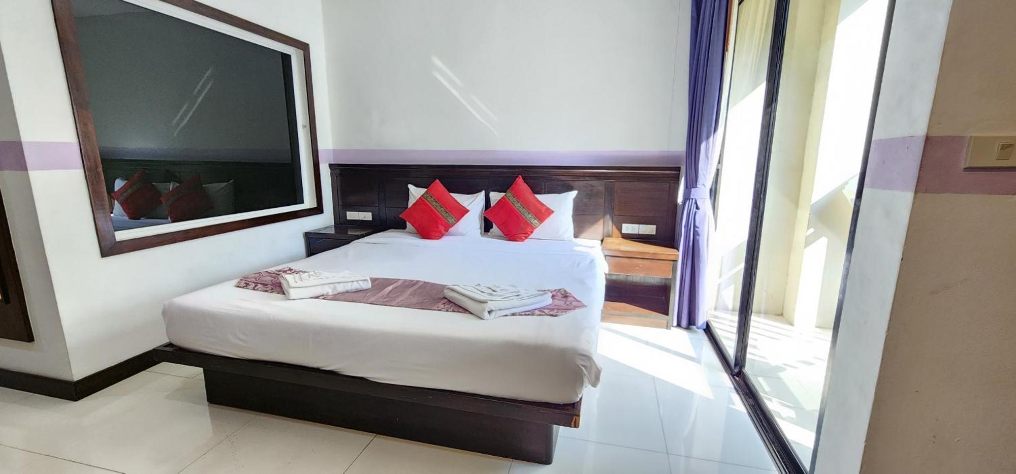 Отель D C Patong Экстерьер фото