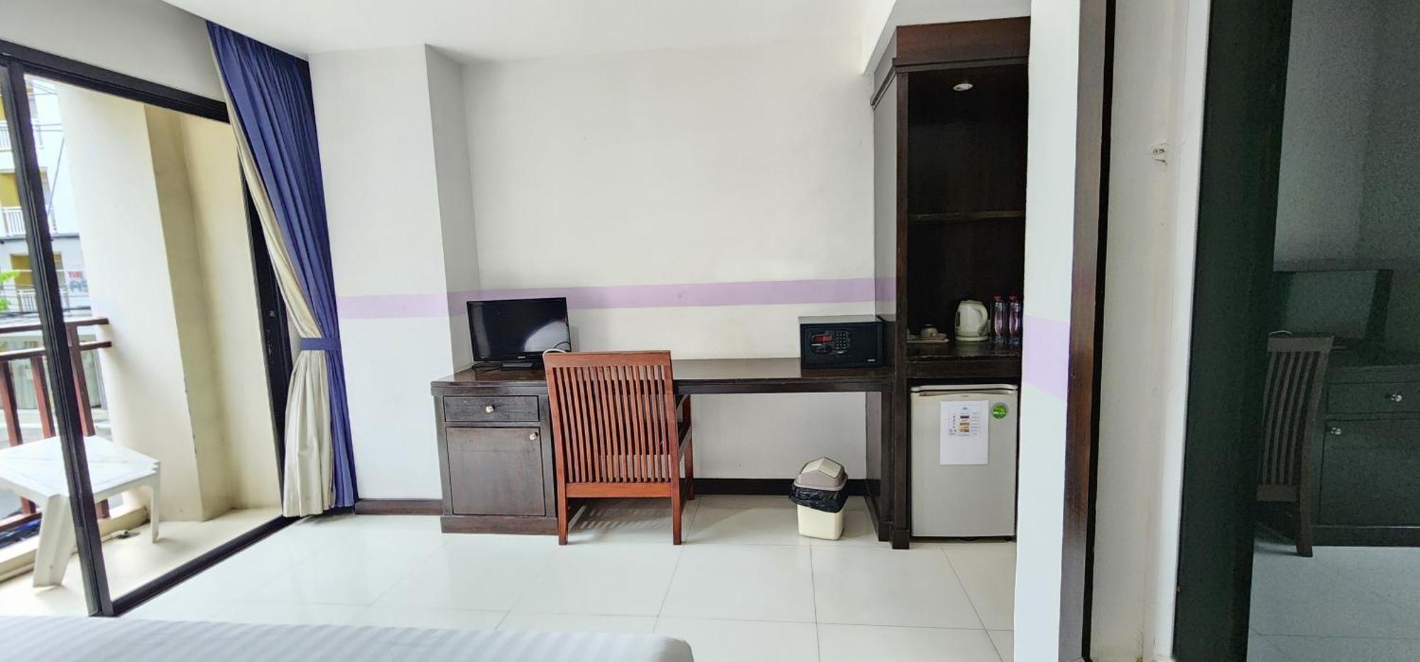 Отель D C Patong Экстерьер фото