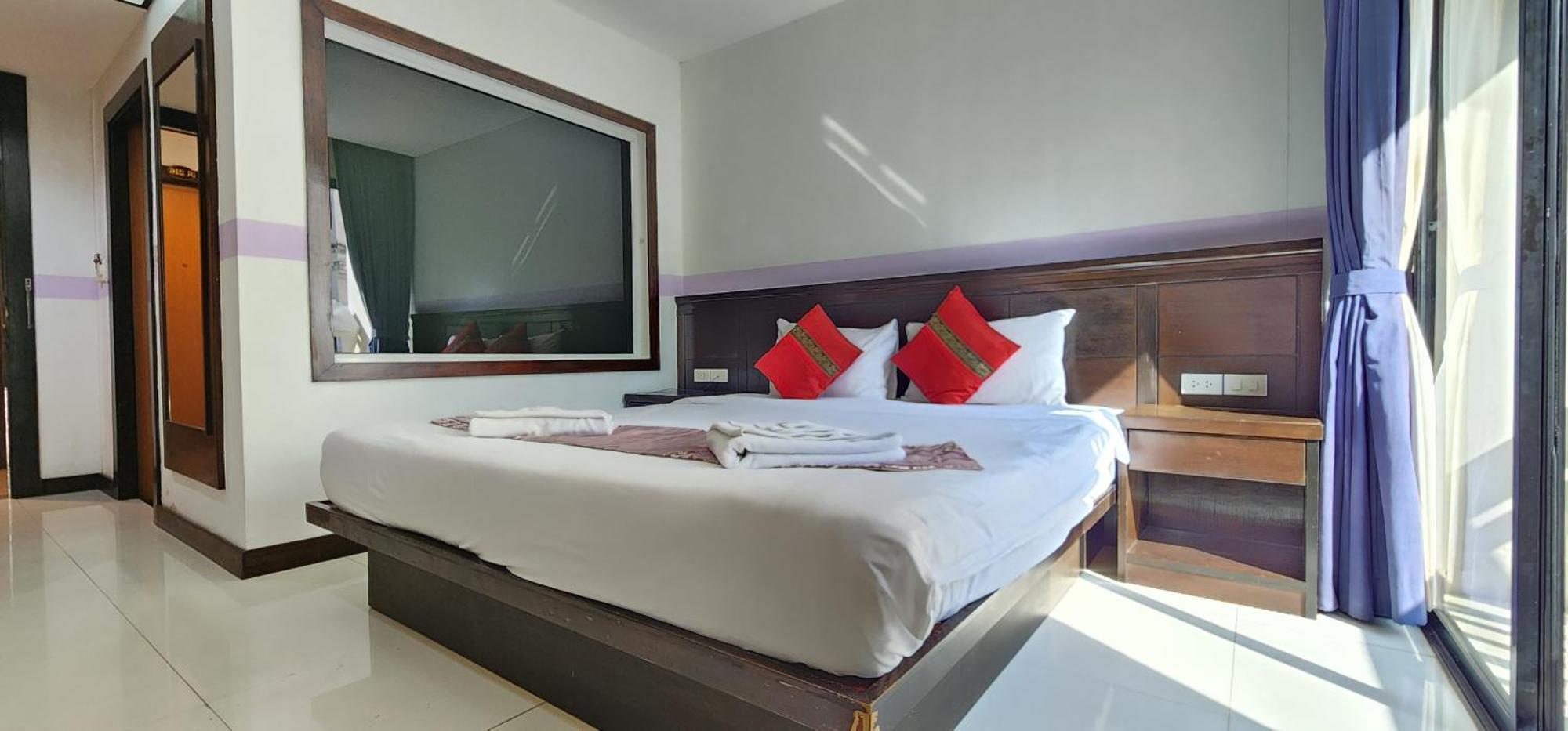 Отель D C Patong Экстерьер фото